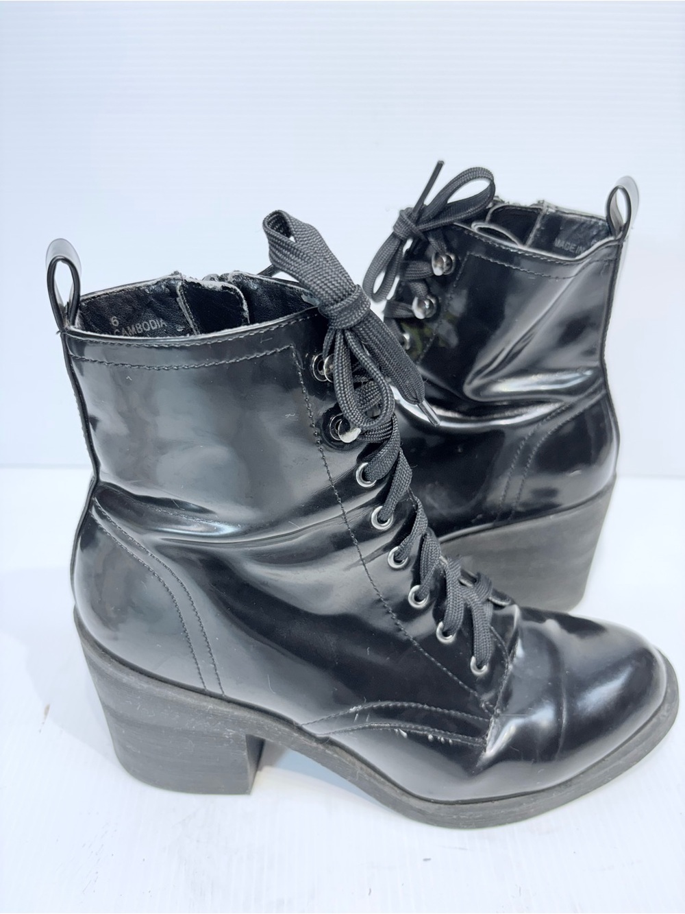 LE CHÂTEAU Black Lace-Up Faux Patent Leather Ankle Boots, Chunky Heel - Size 6